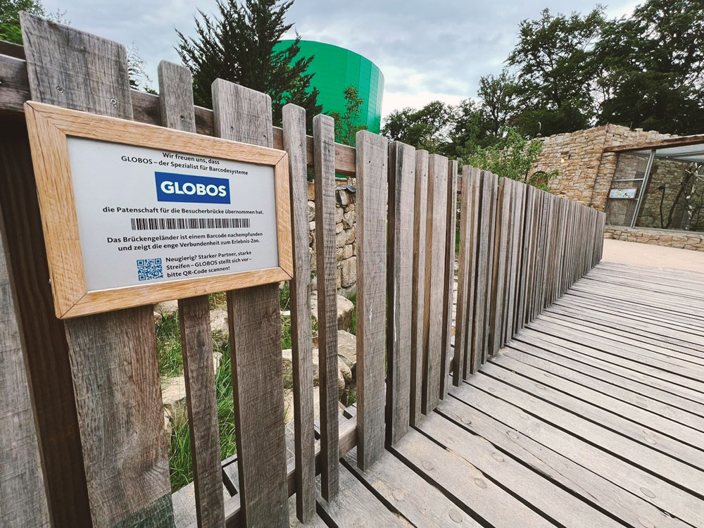 Die Besucherbrücke im Erlebnis Zoo Hannover in Barcode-Optik von GLOBOS.